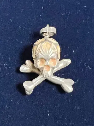 스컬 펜던트 탑