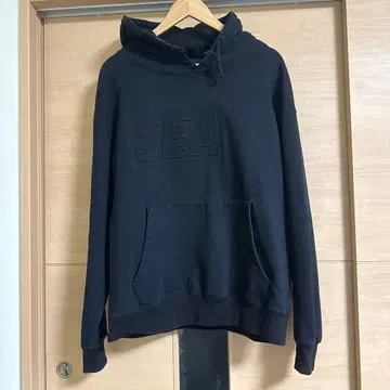 윈드앤씨 로고 후드티 블랙