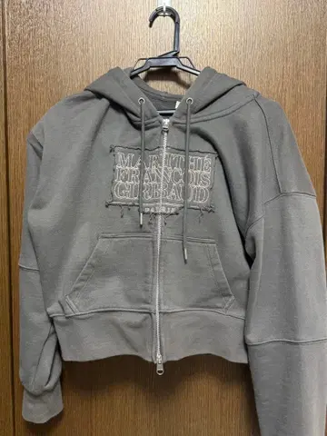 마리떼 프랑소와 저바드 그레이 차콜 후드티