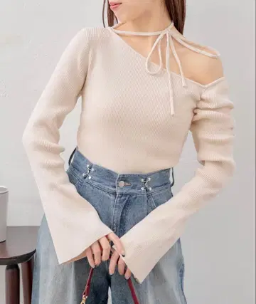 chico 원숄더 소매 플레어 니트