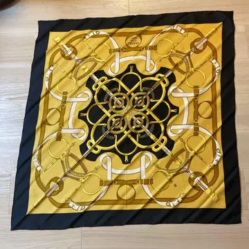 실크 스카프 블랙과 골드 컬러 디자인