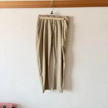 [ mando ] 베이지 플리츠 치노 팬츠