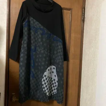 제니 가르송. 프리 사이즈 짙은 그레이와 블랙의 체크 패턴.