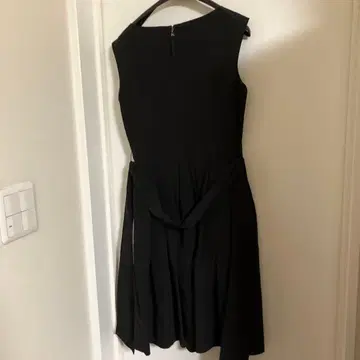 블랙 슬리브리스 무릎 기장 원피스