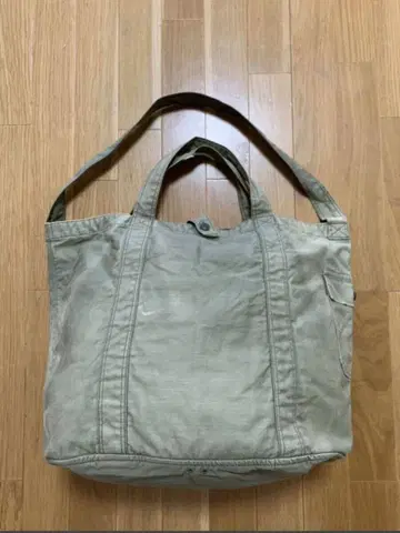 ARTS & CRAFTS 예술 앤드 크래프츠 WORKERS CARRY