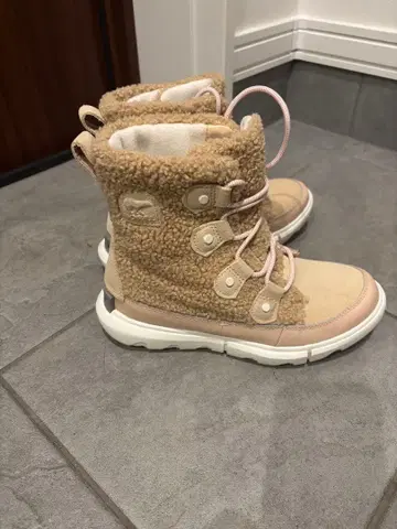 베이지 퍼 달린 캐주얼 부츠 현관에서 시착만 함