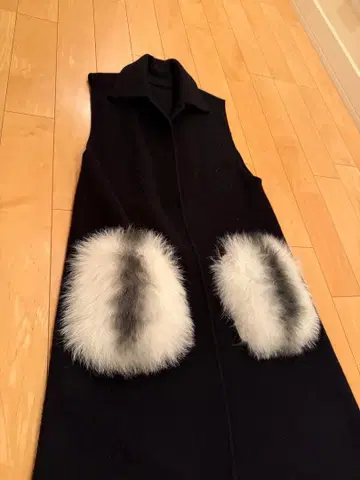 울 블랙 베스트 퍼 달린 포켓