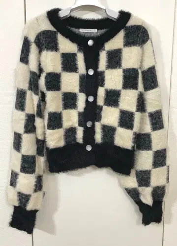 차오패닉 샤기 니트 가디건 화이트 블랙 프리 사이즈 시크