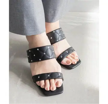 RANDA 비쥬 장식 블랙 샌들