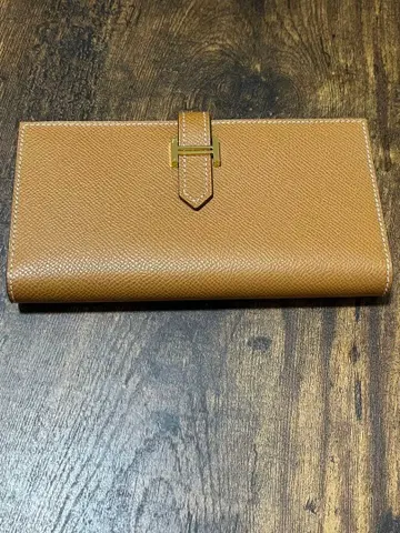 H 금장 장식의 브라운 가죽 장지갑 지퍼 포함