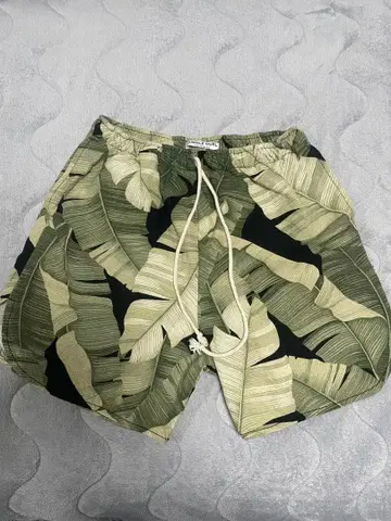 JUNGLE GURL 잎 패턴 숏팬츠