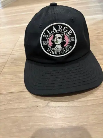 XLARGE 나이트클럽 로고 캡 블랙