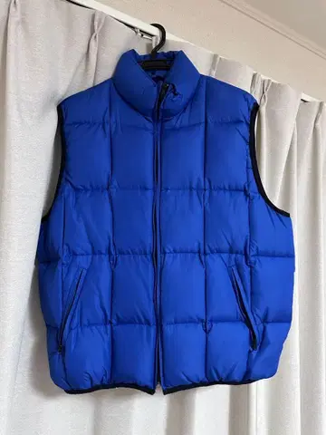 파란색 퀼팅 다운 베스트