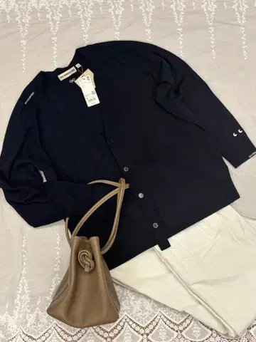 아냐 하이드마치 x UNIQLO 네이비 V넥 가디건