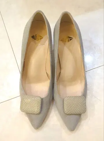 이세탄 스웨이드 펌프스 23.0 액세서리 포함