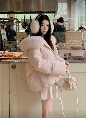 후드 부착 핑크 다운 자켓