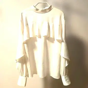 에스트네이션 드레이프감 프릴 블라우스 아이보리 36