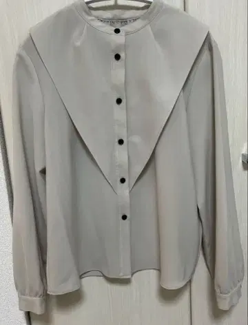 UNITED TOKY 케이프 칼라 블라우스 베이지