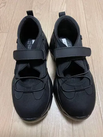 블랙 스니커즈 벨크로 스트랩