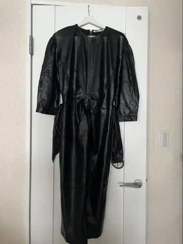 ZARA 블랙 가죽풍 원피스