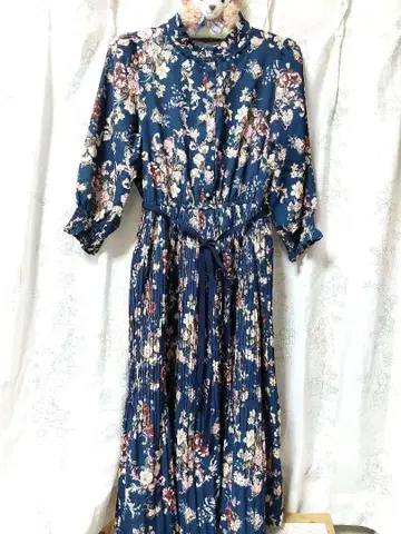 액시즈 꽃무늬 네이비 7부 소매 원피스