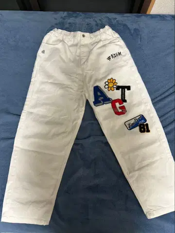 와펜 포함 화이트 팬츠