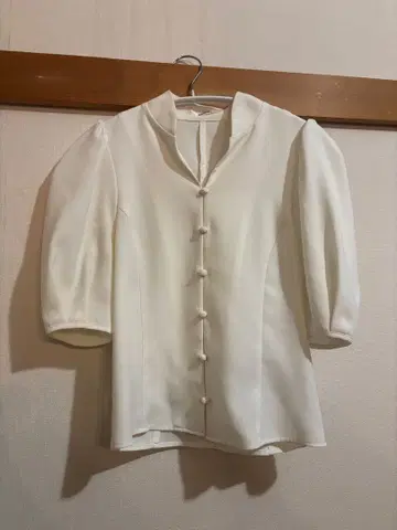 스나이델 화이트 퍼프 슬리브 블라우스