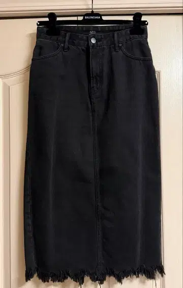 AZUL 블랙 데님 타이트 스커트 프린지 밑단