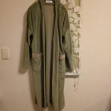 AMATERAS 올리브 그린 후드 부착 롱 가운