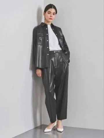 새상품급 유나이티드 애로우즈 인조 가죽 팬츠 블랙 38