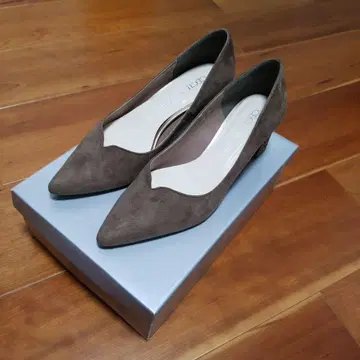 세실 맥비 스웨이드 펌프스