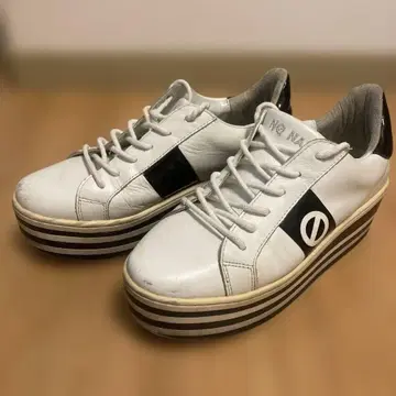 NO NAME 캐주얼 스니커즈 화이트/블랙