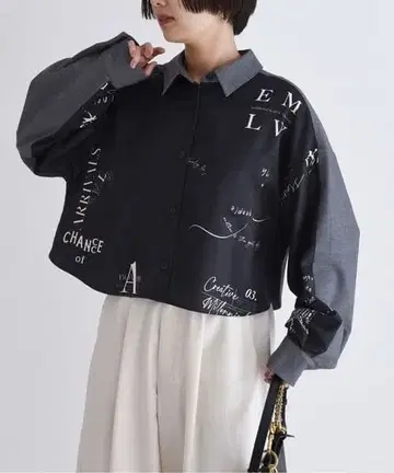 새상품 에이미 로우 텍스트 프린트 크롭 셔츠