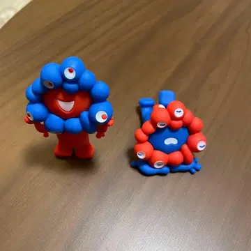 파랑과 빨간색 캐릭터형 피규어 2체 세트