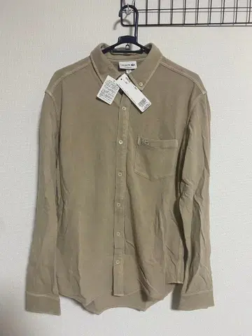 베이지 버튼업 셔츠 가슴 포켓 부착