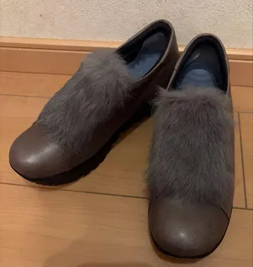 FELICE 실버 통굽 슬립온 퍼 24.5cm