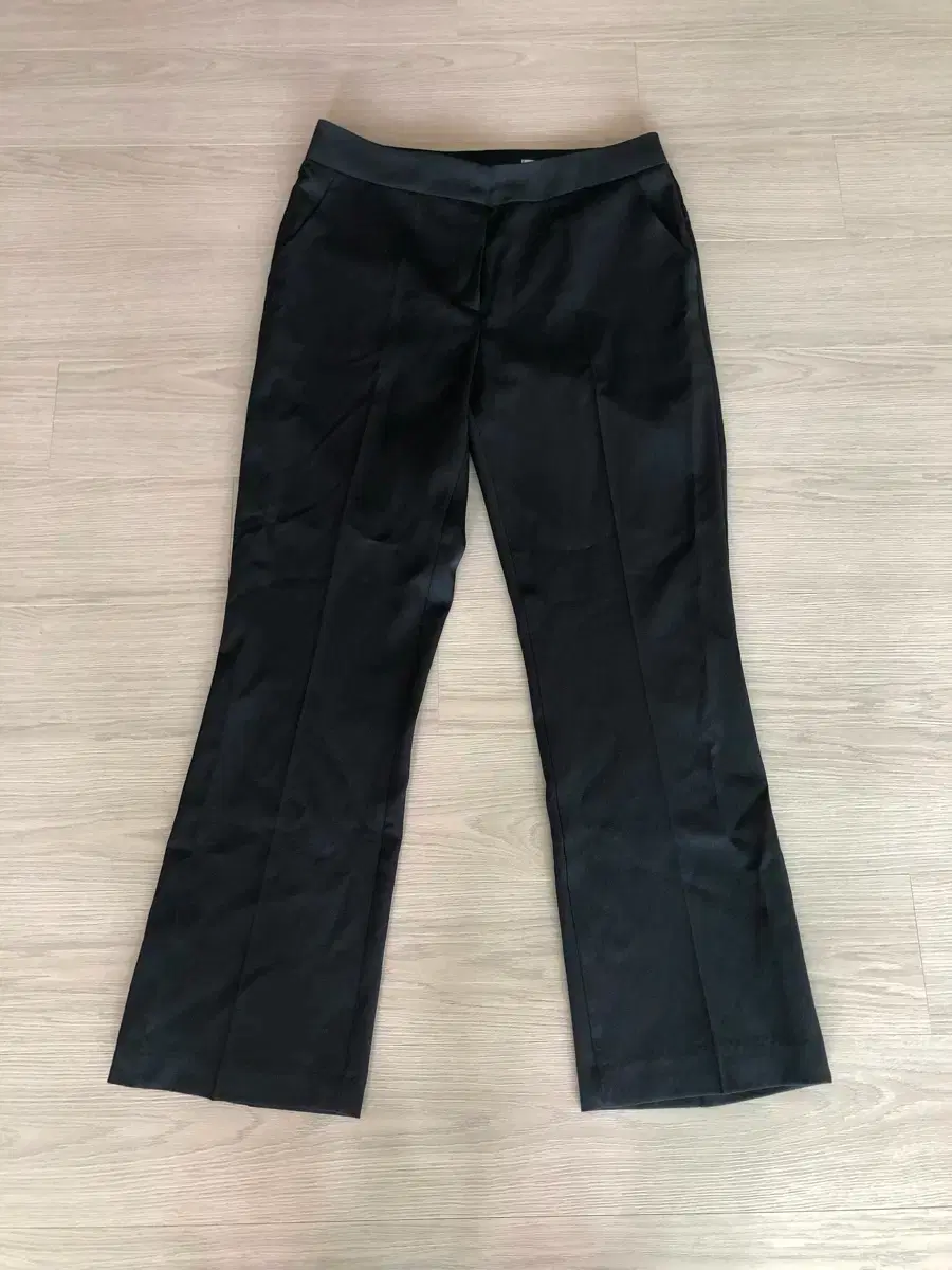 Selling high-quality slacks, bootcut jeans, straight-fit denim, ripped jeans, and black jeans in bulk.