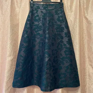 다크 그린 꽃무늬 플레어 스커트