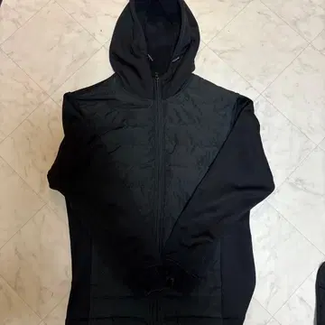 후드 부착 패드 자켓과 팬츠 세트