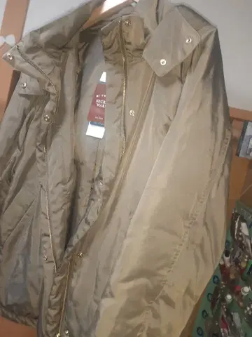 새상품 가볍고 따뜻한 애니팜 올리브 그린 후드 부착 다운 자켓