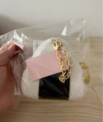 화이트 삼각형 파우치 골드 체인 포함