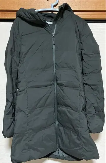 다크 그린 후드 부착 롱 다운 자켓