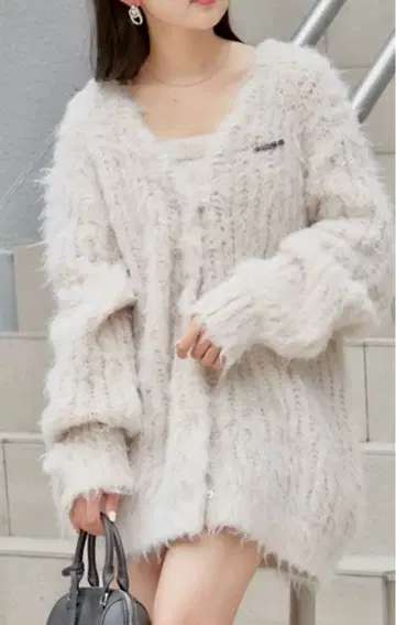 브로치 부착 샤기 모헤어 가디건