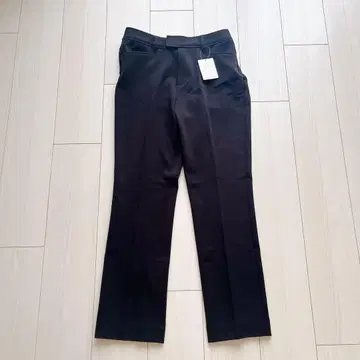 oeillet 프론트 턱 팬츠 여성용 하의 블랙