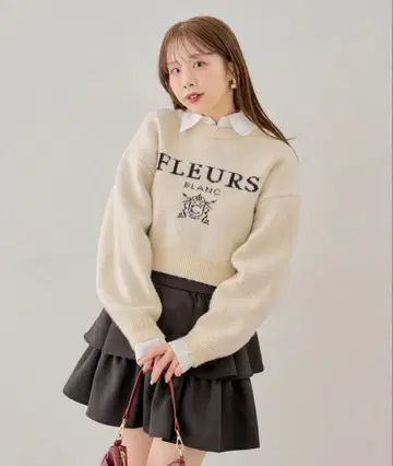 Chico 옷깃 탈부착 로고 자카드 숏 니트 아이보리