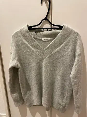 PLST 그레이 V넥 스웨터