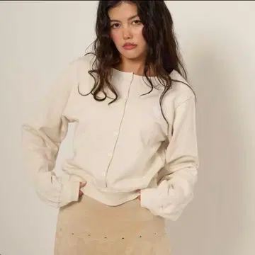 TINAJOJUN 티나조준 와펜 부착 스웨터