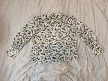 꽃무늬 긴팔 셔츠 화이트 블랙