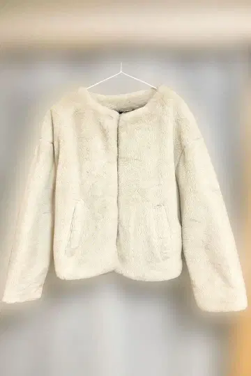 INGNI 아이보리 보아 자켓