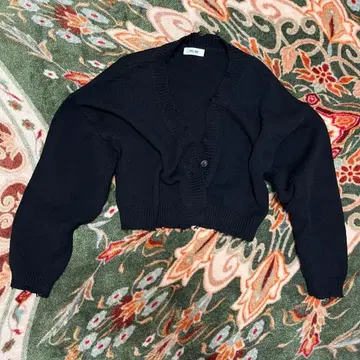 숏 기장 가디건 블랙 긴팔 심플 데미지